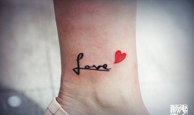 脚踝字母纹身图片_昆明鬼手纹身图案