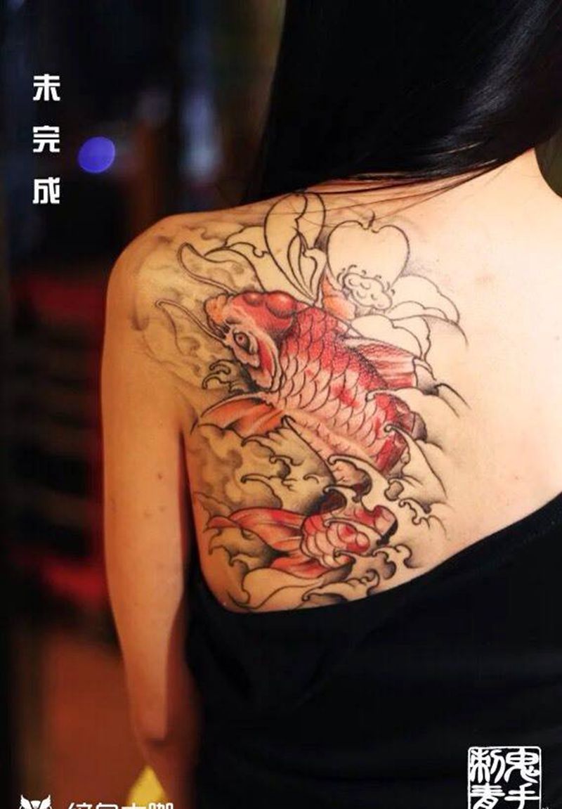 后肩胛鲤鱼纹身图片