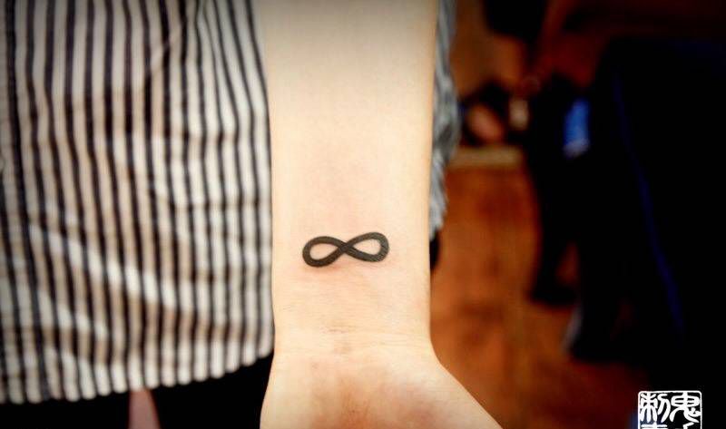 手无限符号纹身图片_鬼手昆明纹身图案