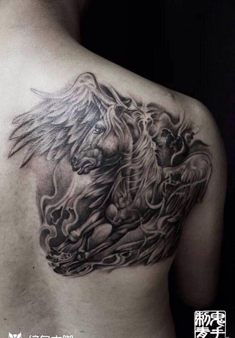 后肩胛飞马纹身图片
