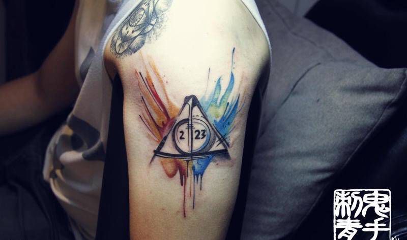 大臂水彩死亡圣杯纹身图片_鬼手昆明成品手臂几何纹身图案