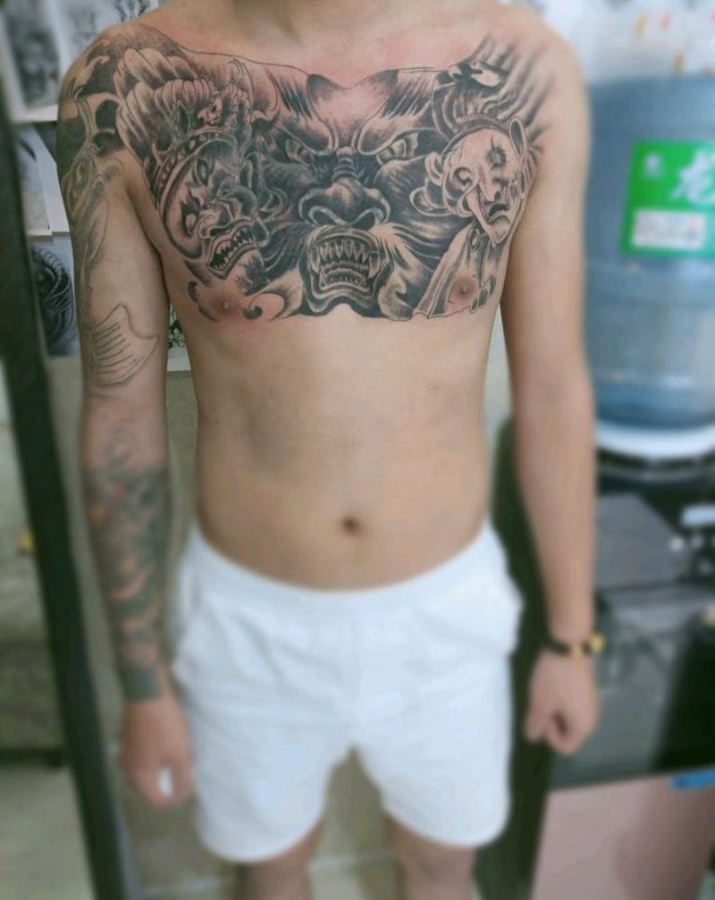 花胸纹身图片_胸部新传统遮盖老纹身图案