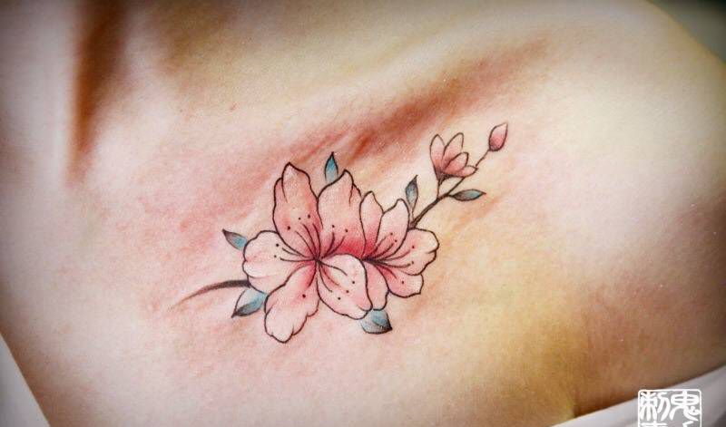 锁骨花纹身图片_鬼手成品昆明纹身图案