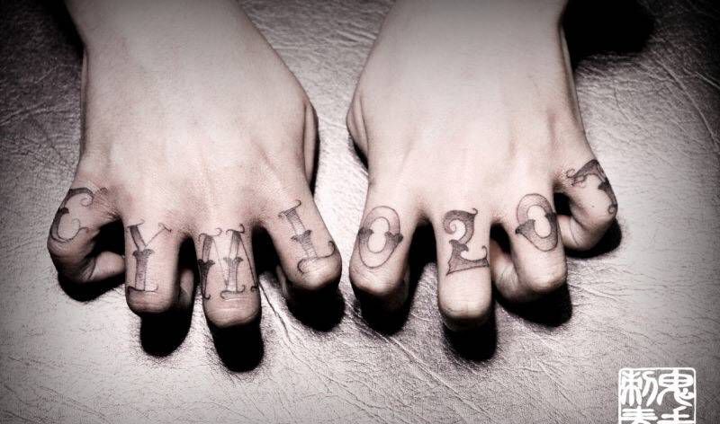 手指字母纹身图片_鬼手昆明成品手部字符纹身图案