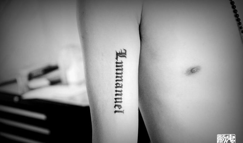 大臂哥特字母纹身图片_鬼手昆明成品手臂字符纹身图案