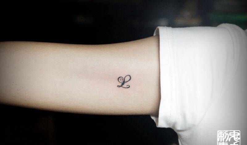 大臂英文纹身图片_鬼手昆明成品手臂字符纹身图案