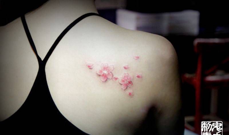 后背樱花纹身图片_鬼手昆明成品纹身图案