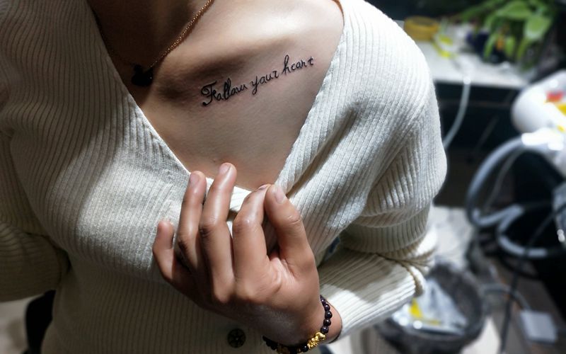 小清新纹身图片_胸部肩部纹身图案