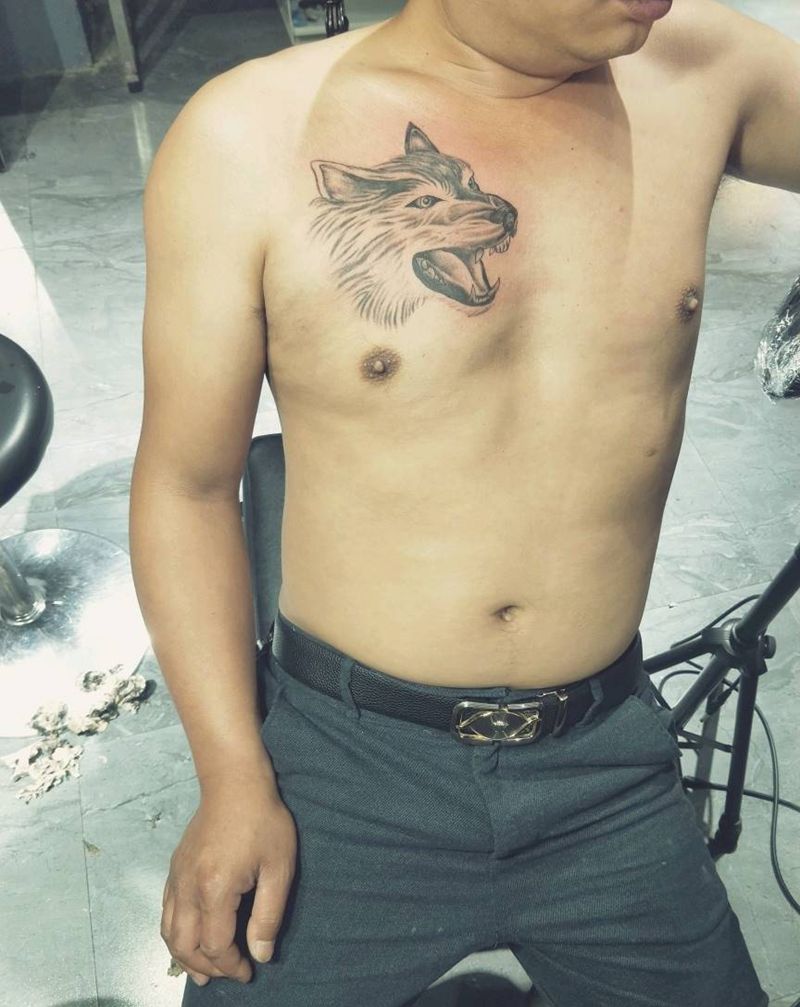 狼纹身图片_胸部纹身图案
