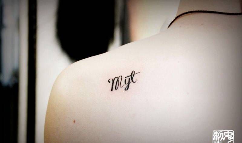 后背英文纹身图片_鬼手昆明纹身图案