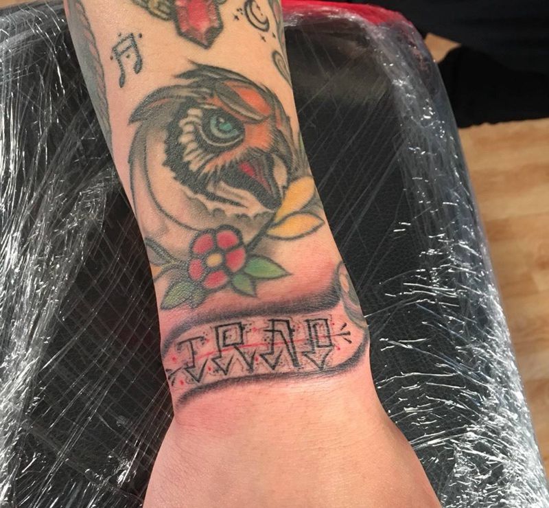 今天的小字母纹身图片_成品手部欧美字符匪气奇卡诺花体字纹身图案