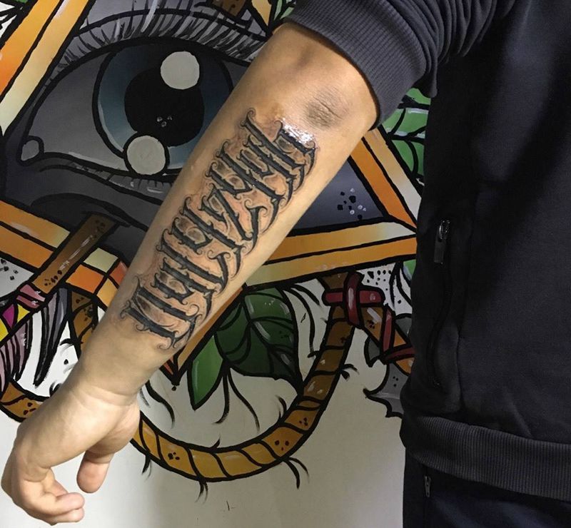 今天字体纹身图片_成品手臂欧美字符奇卡诺花体字匪气纹身图案