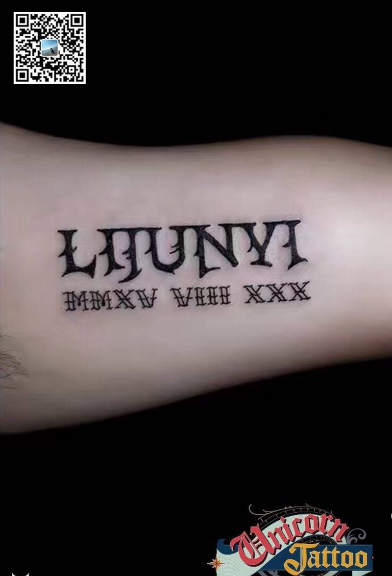 大臂内侧字母纹身图片