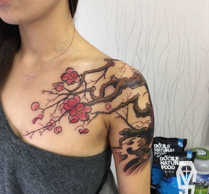 大臂胸口樱花树枝纹身图片_手臂胸部新传统老传统樱花树枝纹身图案