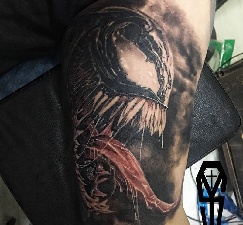 大臂内侧欧美黑灰彩色写实毒液纹身图片_手臂手部欧美写实毒液电影欧美写实纹身图案