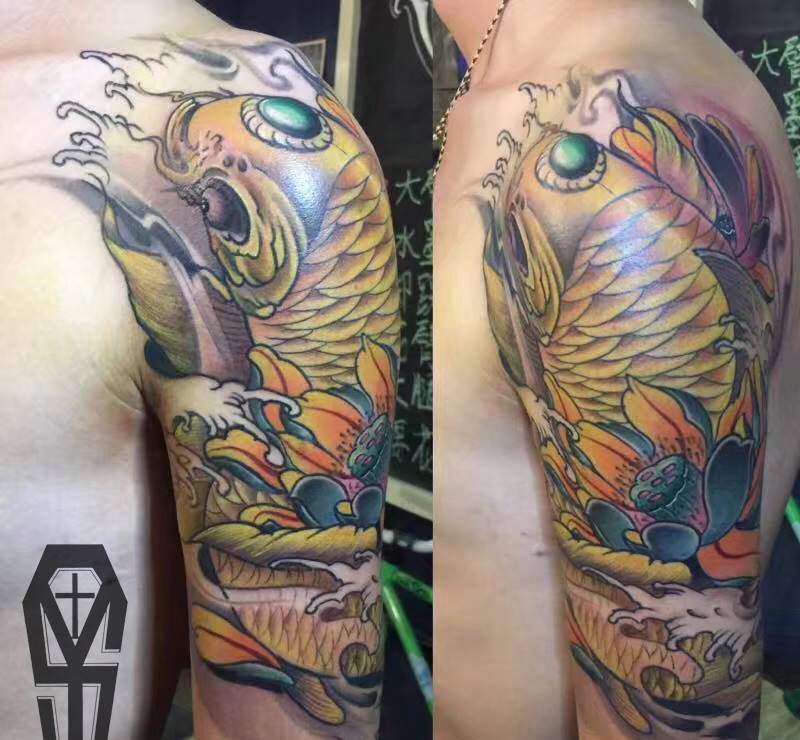 大臂上水锦鲤纹身图片_手臂手部新传统鱼锦鲤上水鱼纹身图案