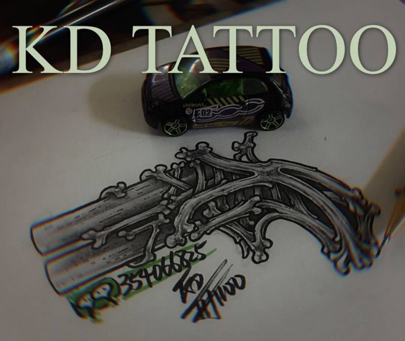 迷你纹身图片_Old School左轮手枪纹身图案