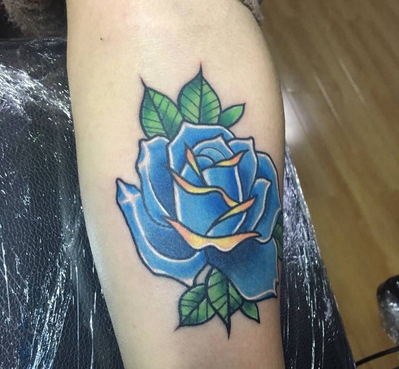 刚刚刺好纹身图片_成品手稿手臂蓝色妖姬植物欧美纹身图案