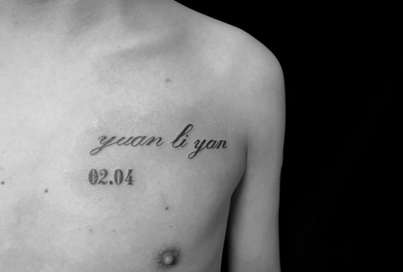 简单字母纹身图片_胸部新传统纹身图案