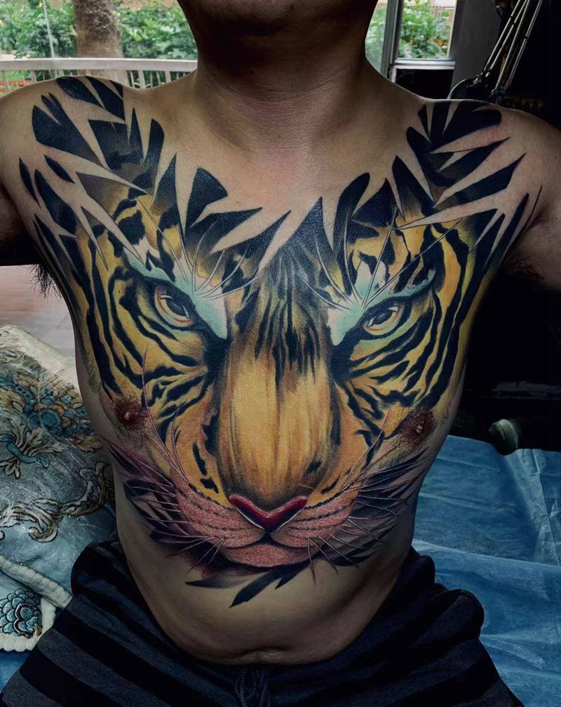 花胸纹身图片_胸部新传统纹身图案