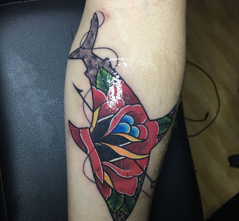 old school纹身图片_成品手稿手臂欧美玫瑰鲨鱼纹身图案