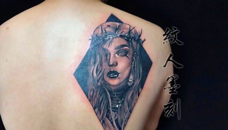 现实肖像纹身图片_背部欧美写实纹身图案