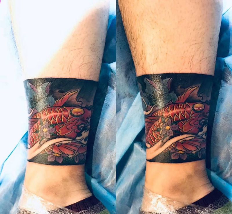 招财鲤鱼纹身图片_脚部新传统鱼纹身图案