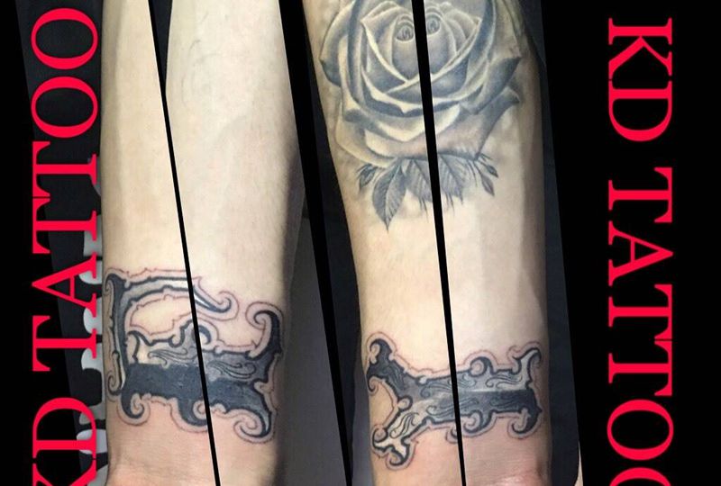 今天作品纹身图片_成品手臂欧美写实花体字遮盖玫瑰纹身图案