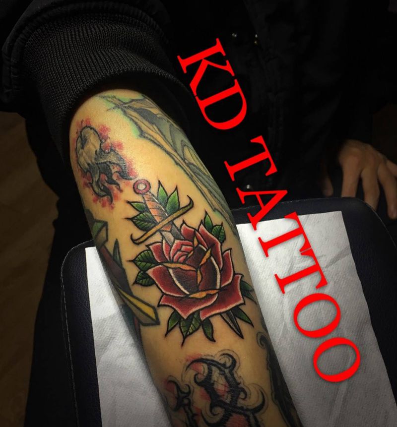 old school纹身图片_成品手臂欧美匕首玫瑰纹身图案
