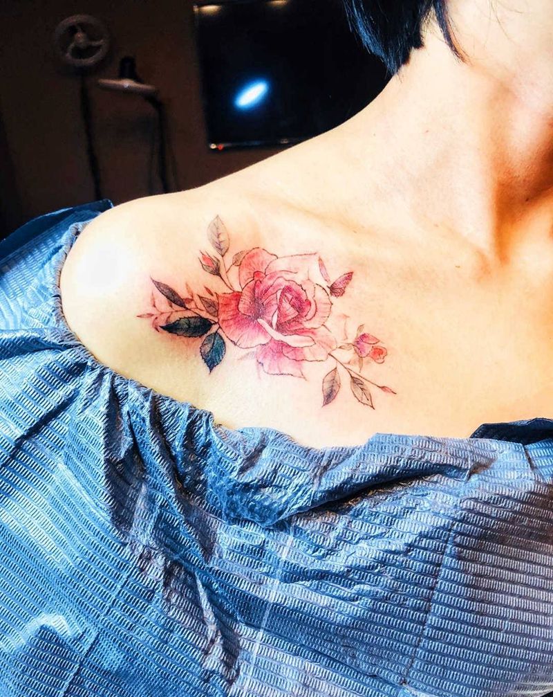 清新锁骨玫瑰花纹身图片_肩部水彩纹身图案