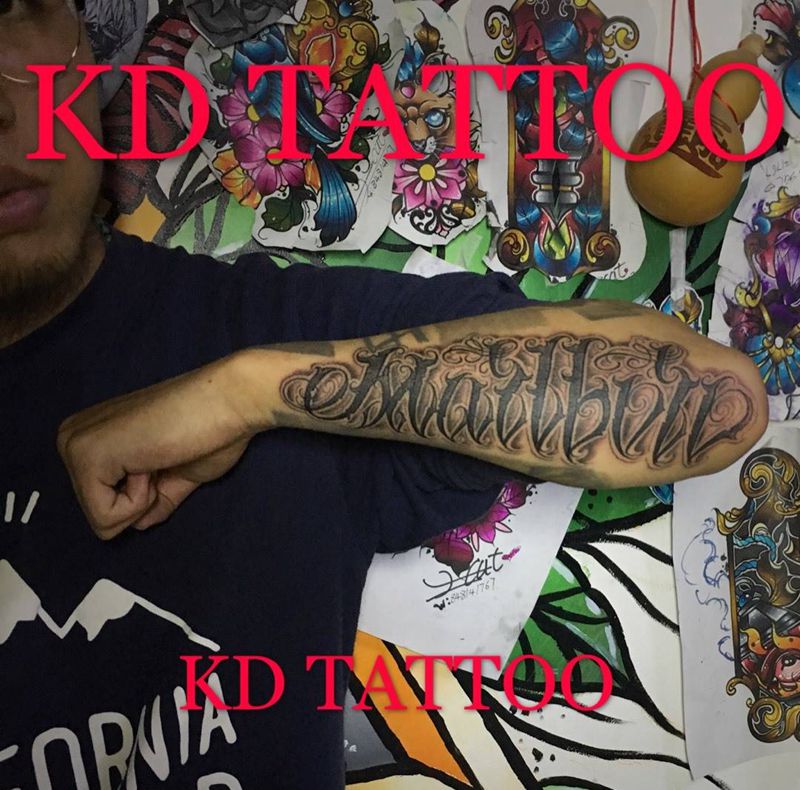 今天字体纹身图片_成品手臂欧美字符奇卡诺花体字匪气纹身图案