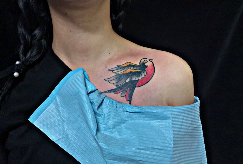 燕子纹身图片_胸部Old School鸟纹身图案