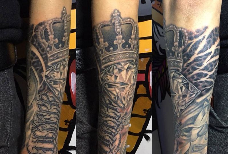 欧美写实小臂拼接纹身图片_成品手臂欧美肖像写实人物黑灰写实奇卡诺花体字纹身图案