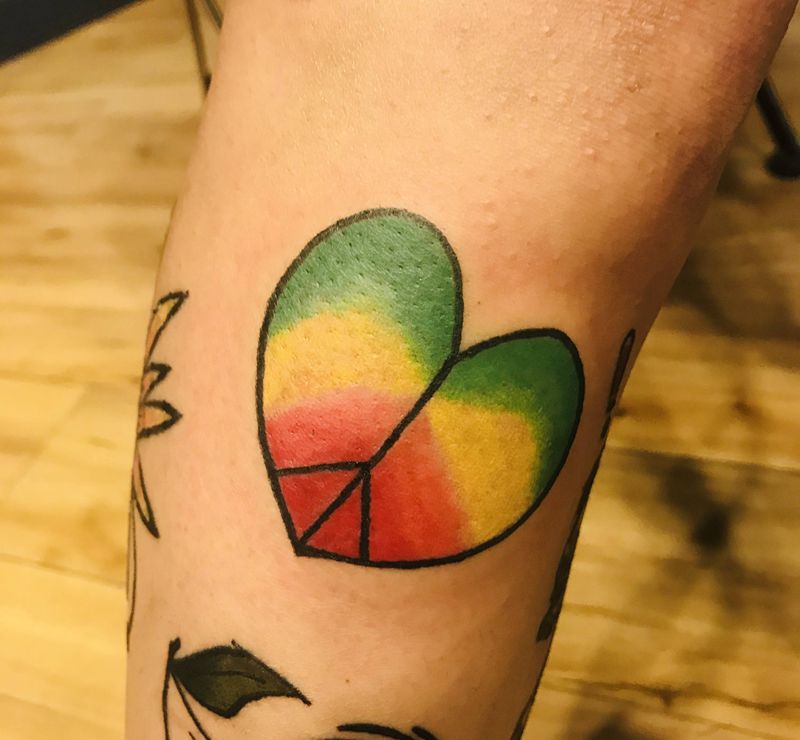 小图拼接彩色爱心纹身图片_腿部New School纹身图案