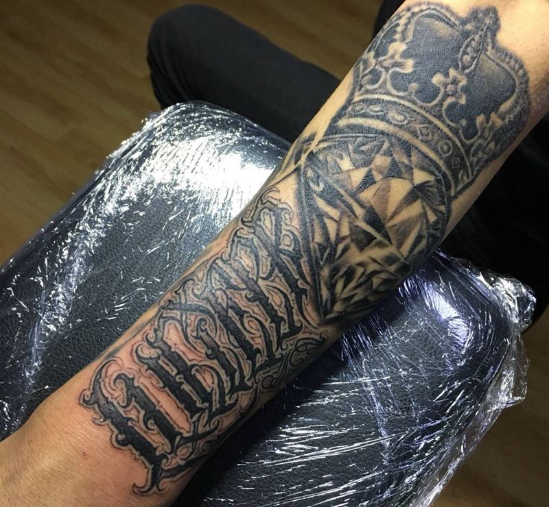 奇卡诺手写字体纹身图片_成品手臂欧美写实字符黑灰写实花体字奇卡诺纹身图案