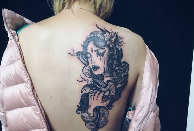 蛇女纹身图片_背部欧美写实人物纹身图案