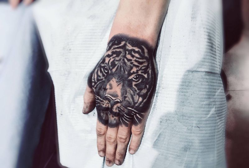 虎头纹身图片_手部欧美写实纹身图案