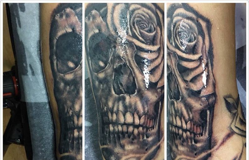 今天的骷髅纹身图片_成品手稿插画欧美写实肖像玫瑰骷髅纹身图案