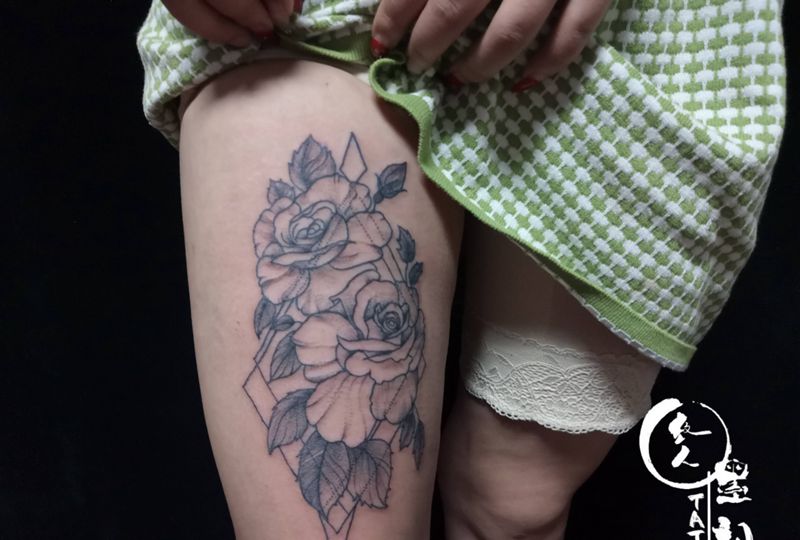 素花纹身图片_腿部点刺纹身图案