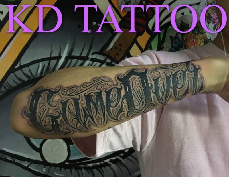 今天字纹身图片_手臂花体字奇卡诺字体纹身图案