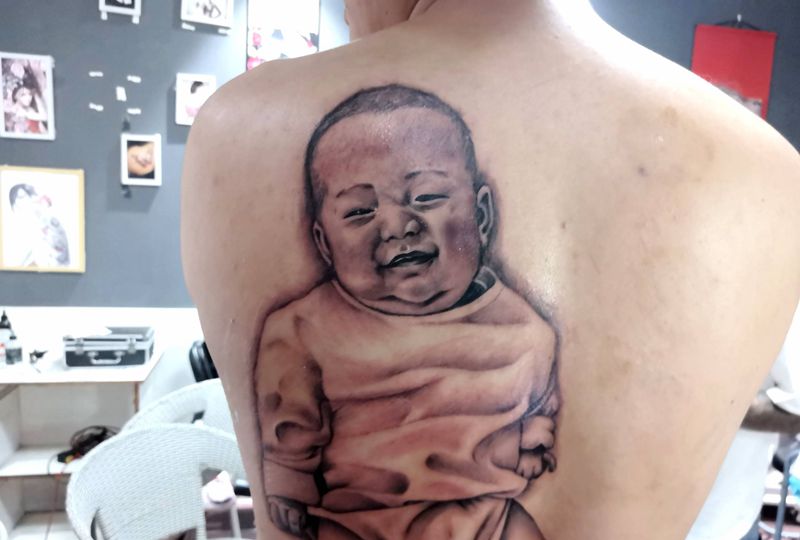 人物肖像纹身图片_背部欧美写实人物纹身图案