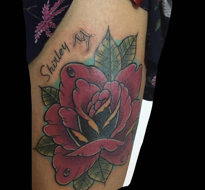 今天字母+玫瑰细节纹身图片_成品欧美腿部植物纹身图案