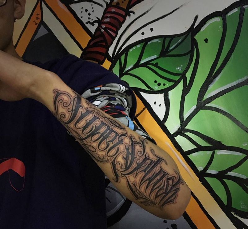 今天字体纹身图片_成品手臂欧美字符花体字奇卡诺匪气纹身图案