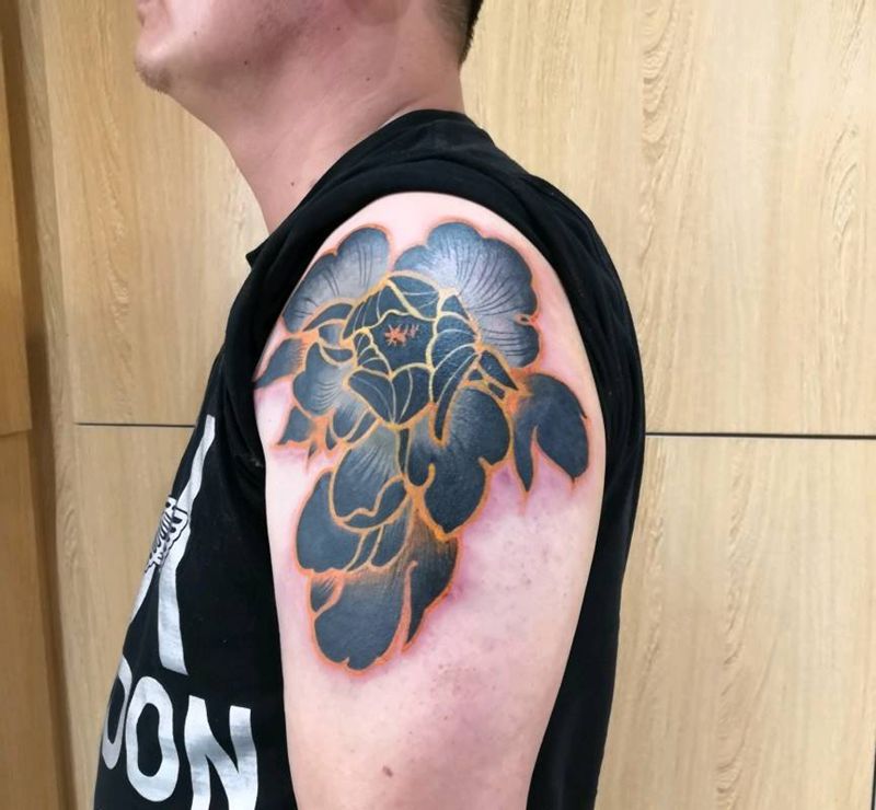 牡丹遮盖老蝎子纹身图片_手臂新传统纹身图案