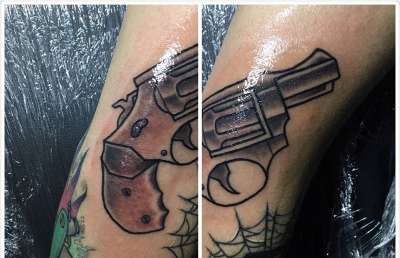 old school纹身图片_成品手臂欧美左轮手枪手枪纹身图案