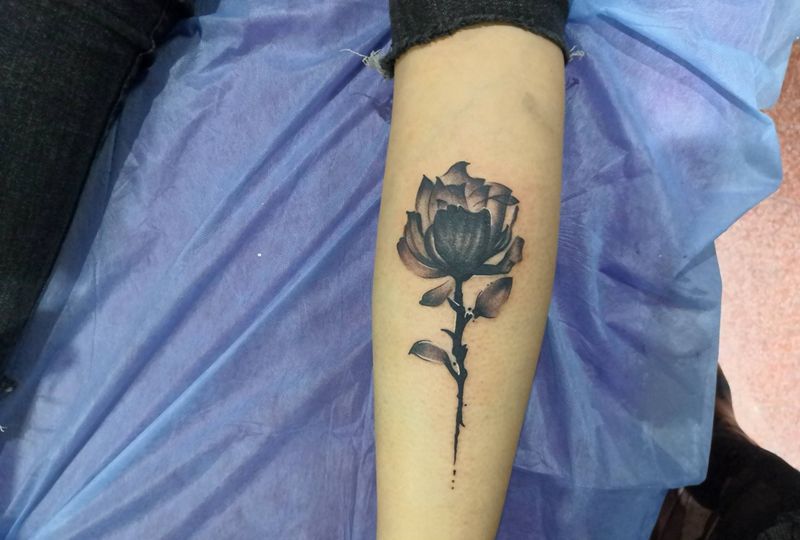 花纹身图片_腿部水墨纹身图案