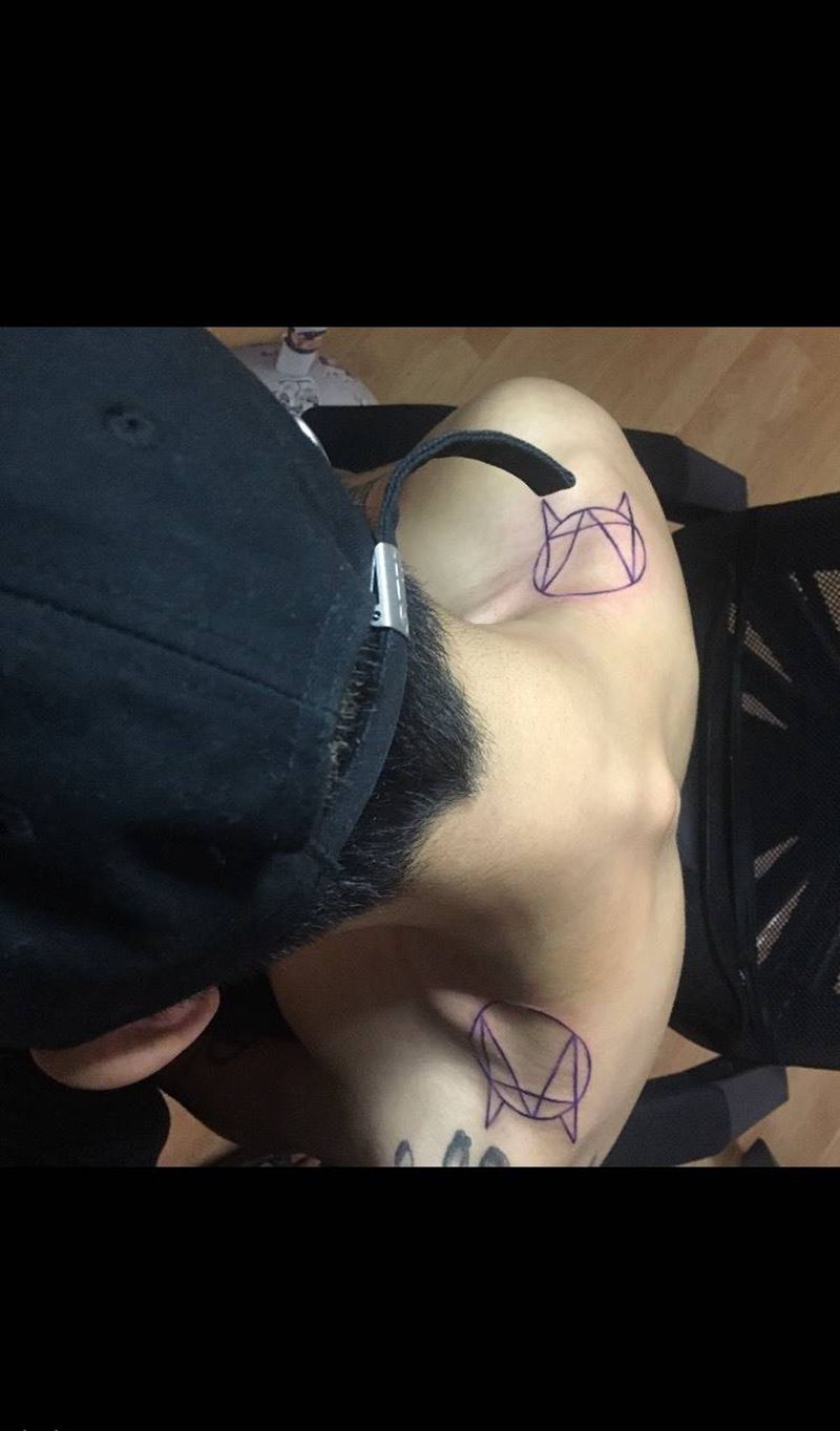 今天小图纹身图片_成品肩部欧美几何字符纹身图案