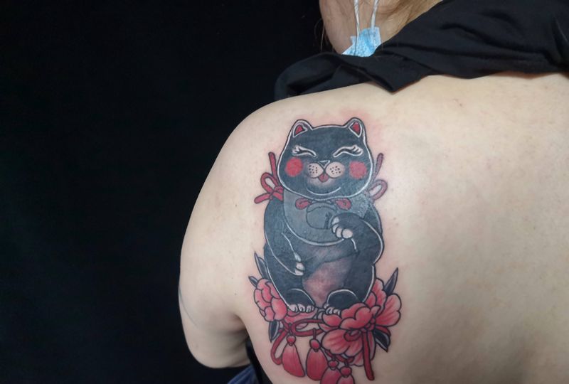 猫纹身图片_背部新传统纹身图案