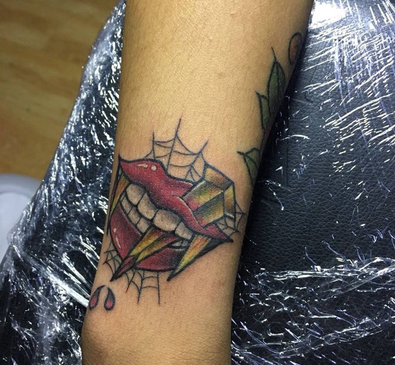 今天小图纹身图片_成品手臂欧美吸血鬼纹身图案