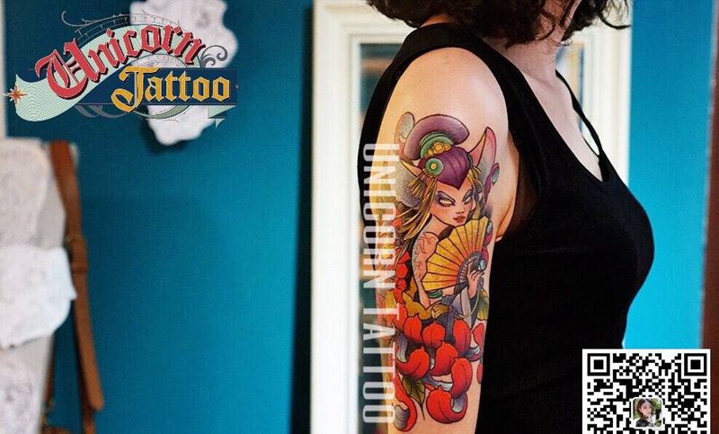 大臂菊花和妖女纹身图片